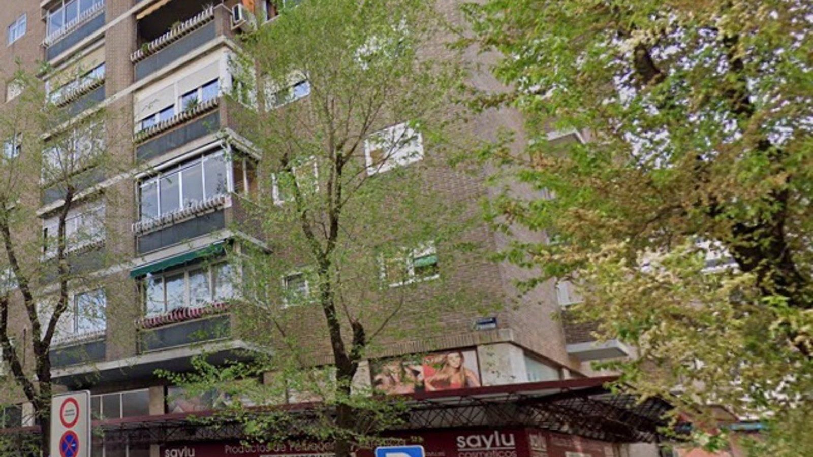 Detenidos tres butroneros que treparon por la azotea cuando les pillaron robando en una tienda en Moratalaz