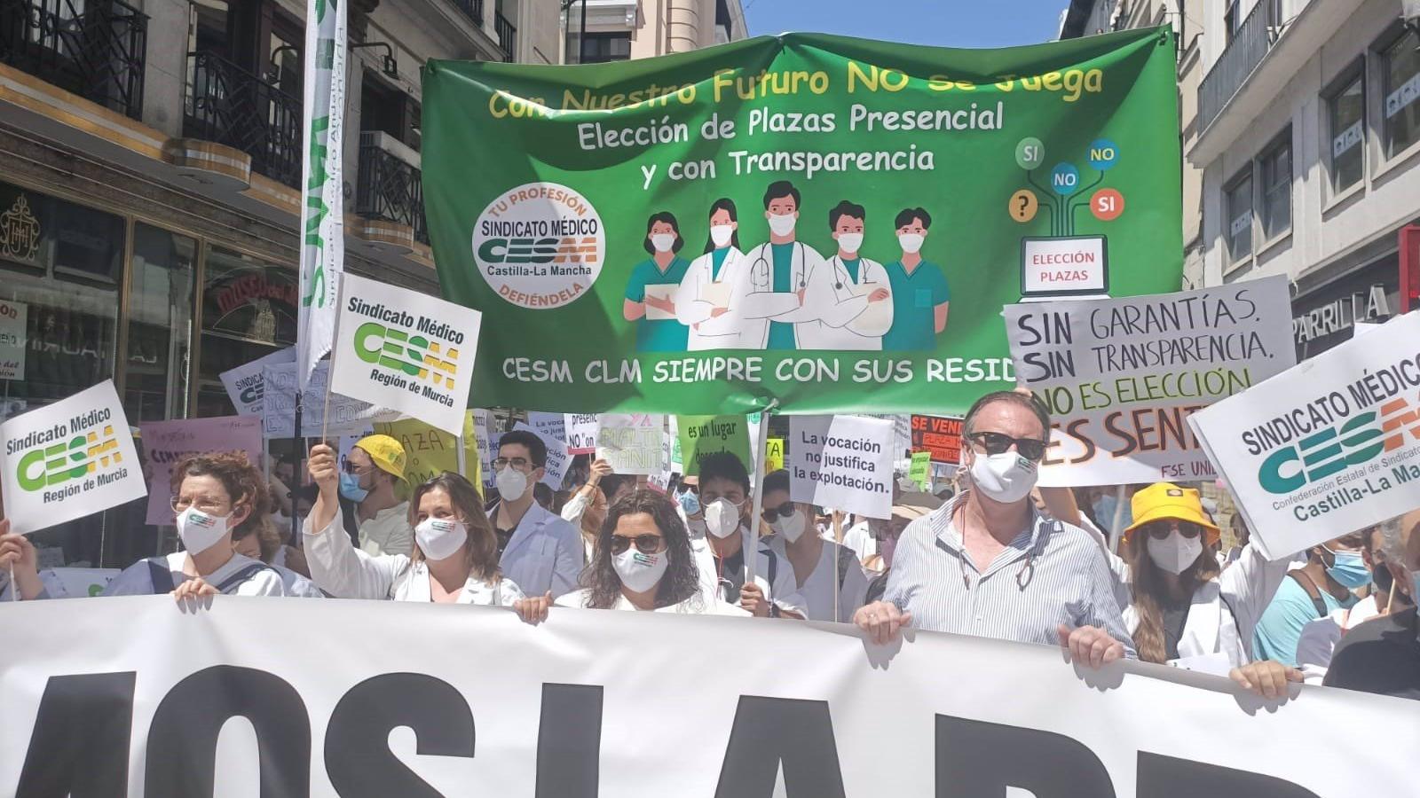 Cientos de aspirantes a MIR vuelven a manifestarse ante el Ministerio de Sanidad contra la contratación de plazas