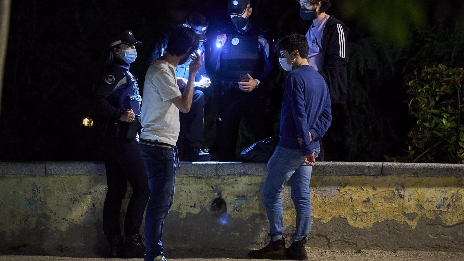 La Policía Municipal y Nacional preparan un dispositivo especial contra posibles botellones tras la EBAU