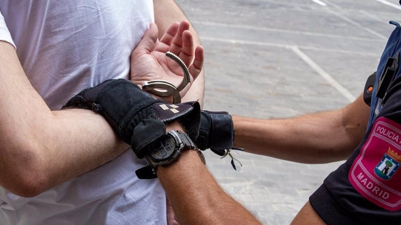 Dos detenidos por retener a una mujer en los baños de un bar en Tetuán porque se negaron a pagarle una deuda