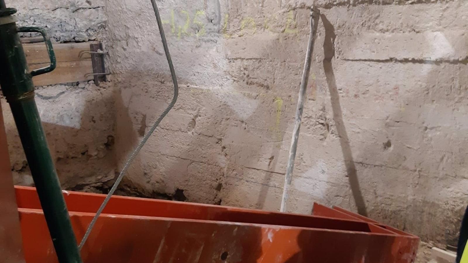 Herido grave un trabajador al caerle una viga de hierro en la pierna en la estación de Recoletos