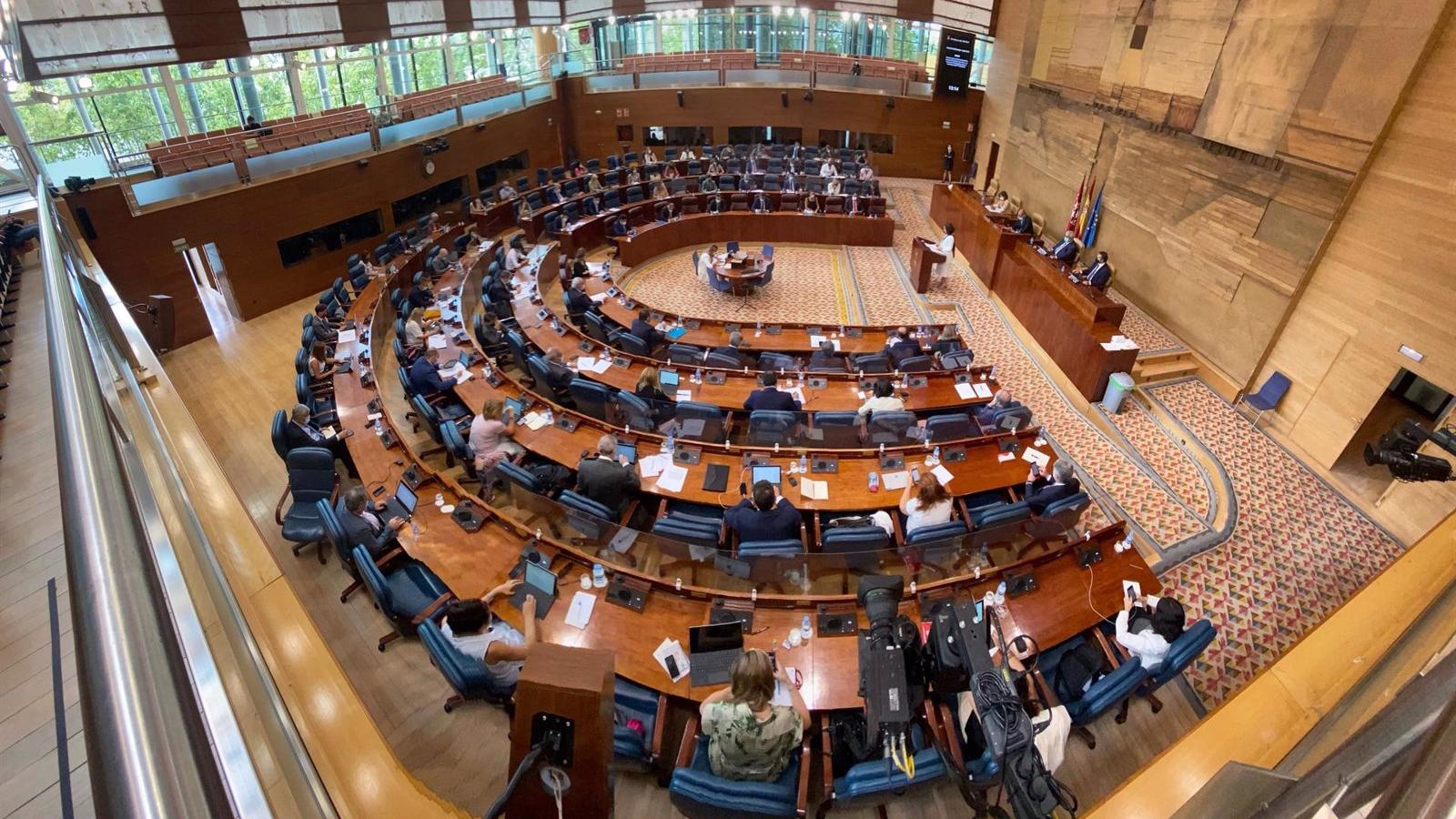 La izquierda impidió años atrás la reducción de diputados autonómicos que han pactado PP y Vox en Madrid