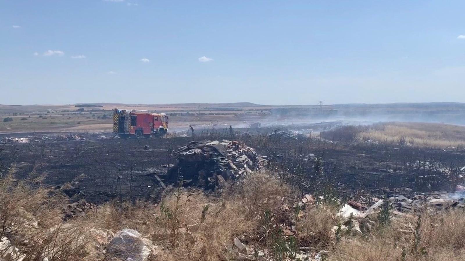 Los Bomberos de Madrid extinguen un incendio de pasto en la Cañada Real con la ayuda del helicóptero de extinción de la CAM