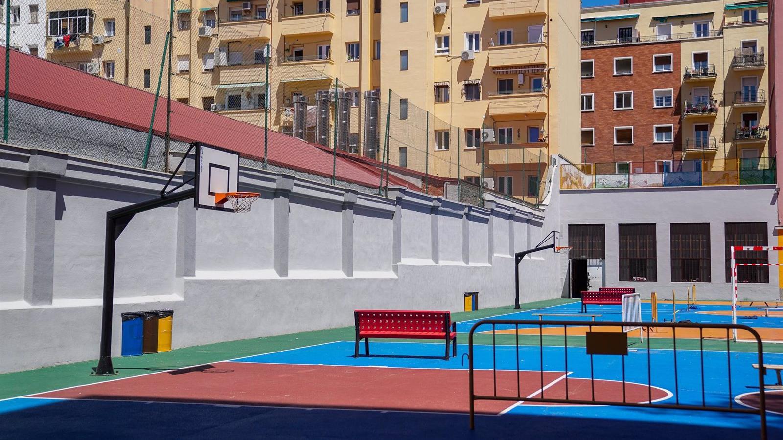 Una pequeña explosión en el transformador de una cocina industrial en Canillas deja sin luz a varios vecinos