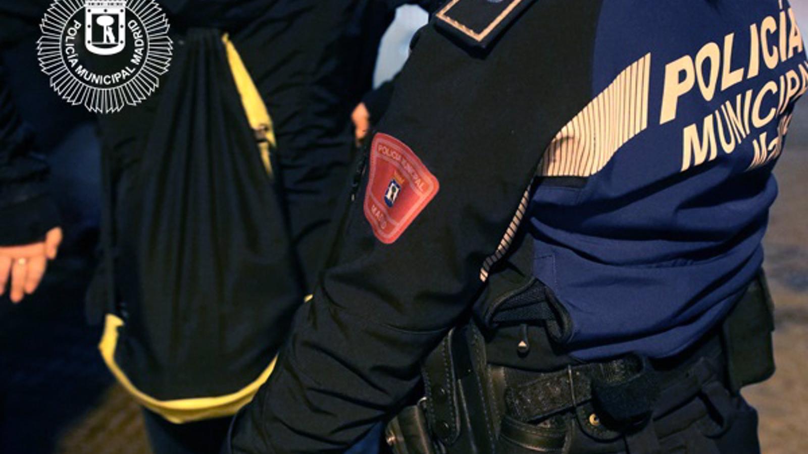 Un joven la emprende a golpes y patadas contra los policías que le recriminaron su consumo de drogas en el centro de Madrid