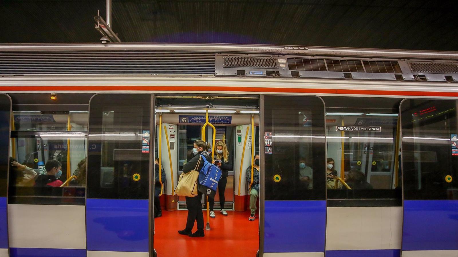 Metro homenajeará a Ramón y Cajal, Gregorio Marañón y Juan de la Cierva con vinilos en estaciones de la red