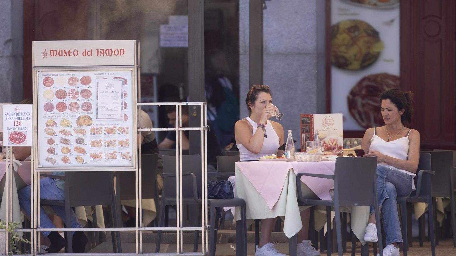 Las terrazas de bares y restaurantes podrán abrir a partir de las 8 horas para servir desayunos de forma permanente