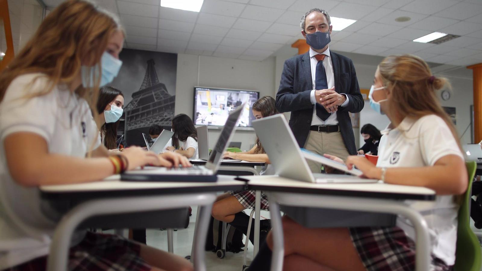 La Comunidad pondrá en marcha un MIR educativo para el acceso a plazas de profesores desde el curso 2022/2023