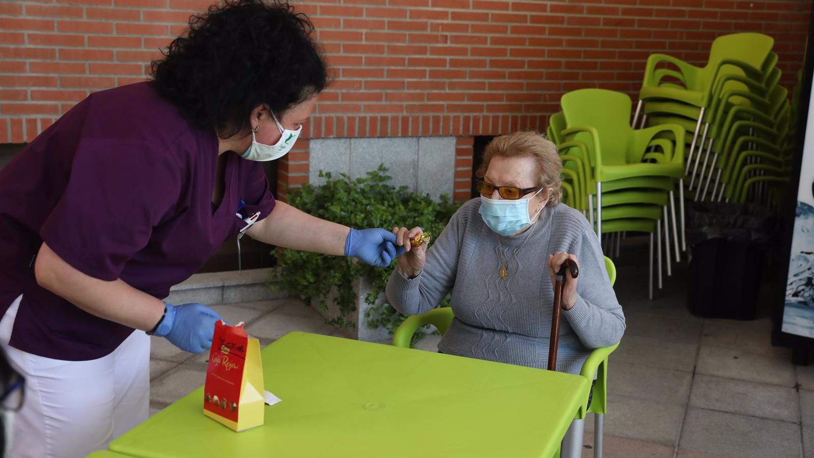 Díaz Ayuso avanza que creará nuevas plazas en residencias y centros de día para mayores y libre elección mediante cheques servicio