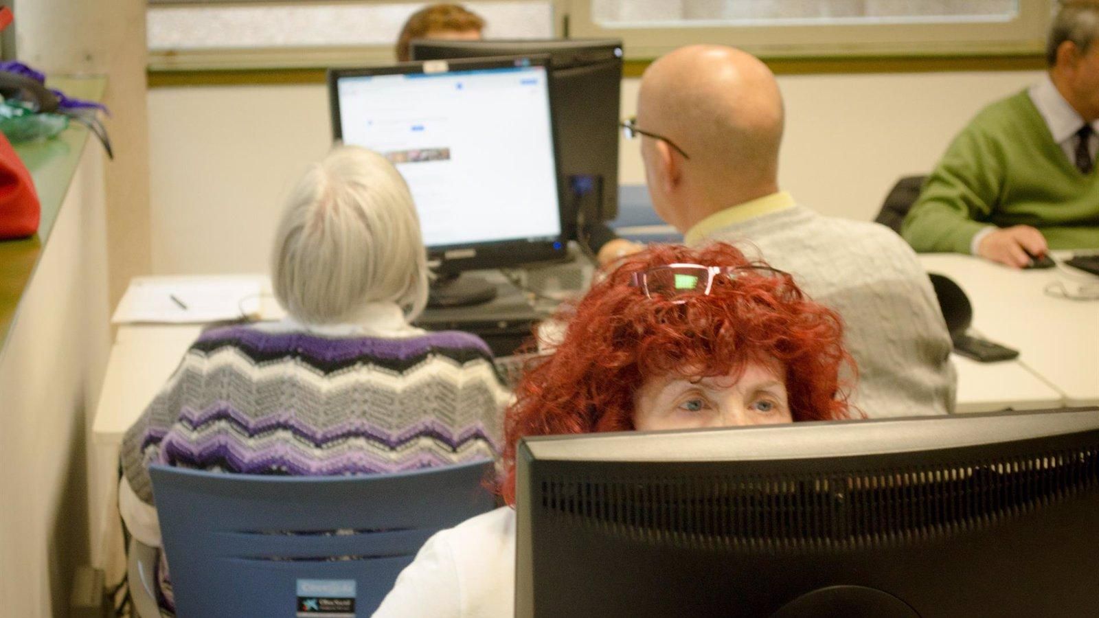 Prorrogado el contrato para impartir cursos y talleres en los centros de mayores de la Comunidad