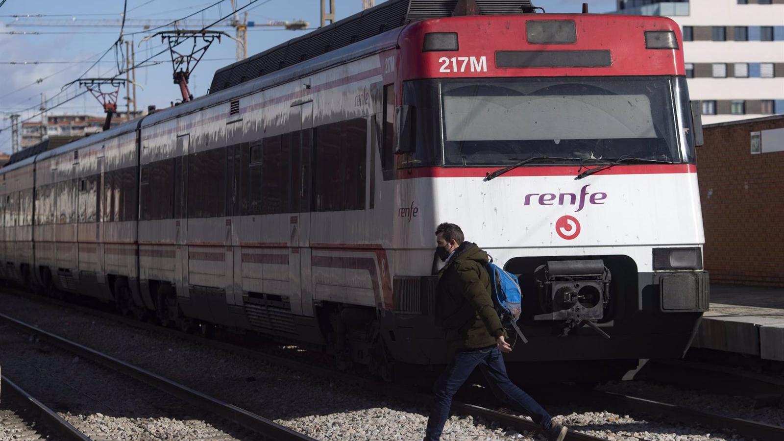 La Policía auxilia a una mujer que caminaba desorientada por las vías del tren de Leganés