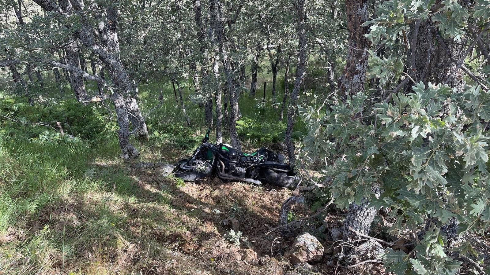 Herido grave un motorista de 22 años al caer por un barranco en Miraflores de la Sierra