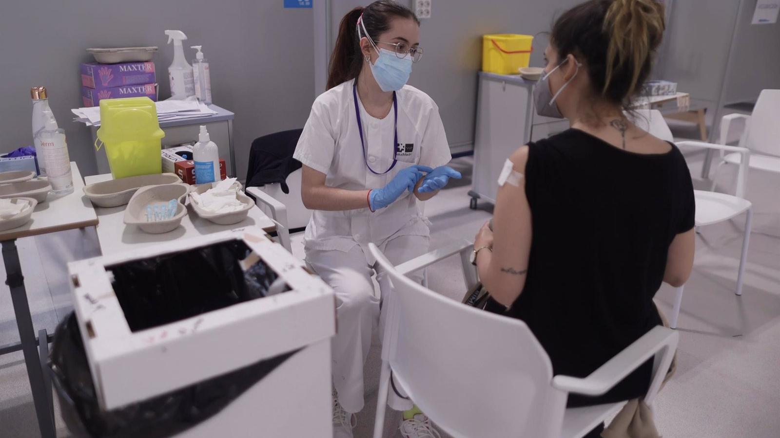 Más de 1.000 personas se inscriben para vacunarse en el Zendal en horario nocturno