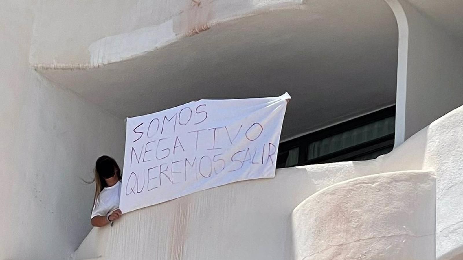 Los padres de 21 estudiantes madrileños confinados en Mallorca interponen un 'habeas corpus' por detención ilegal