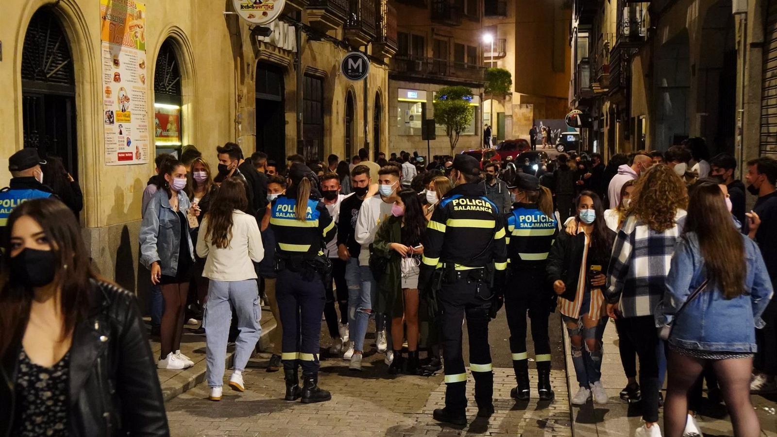 La ministra Darias hace una "llamada" a los menores de 40 años para que "se comporten de manera responsable y prudente"