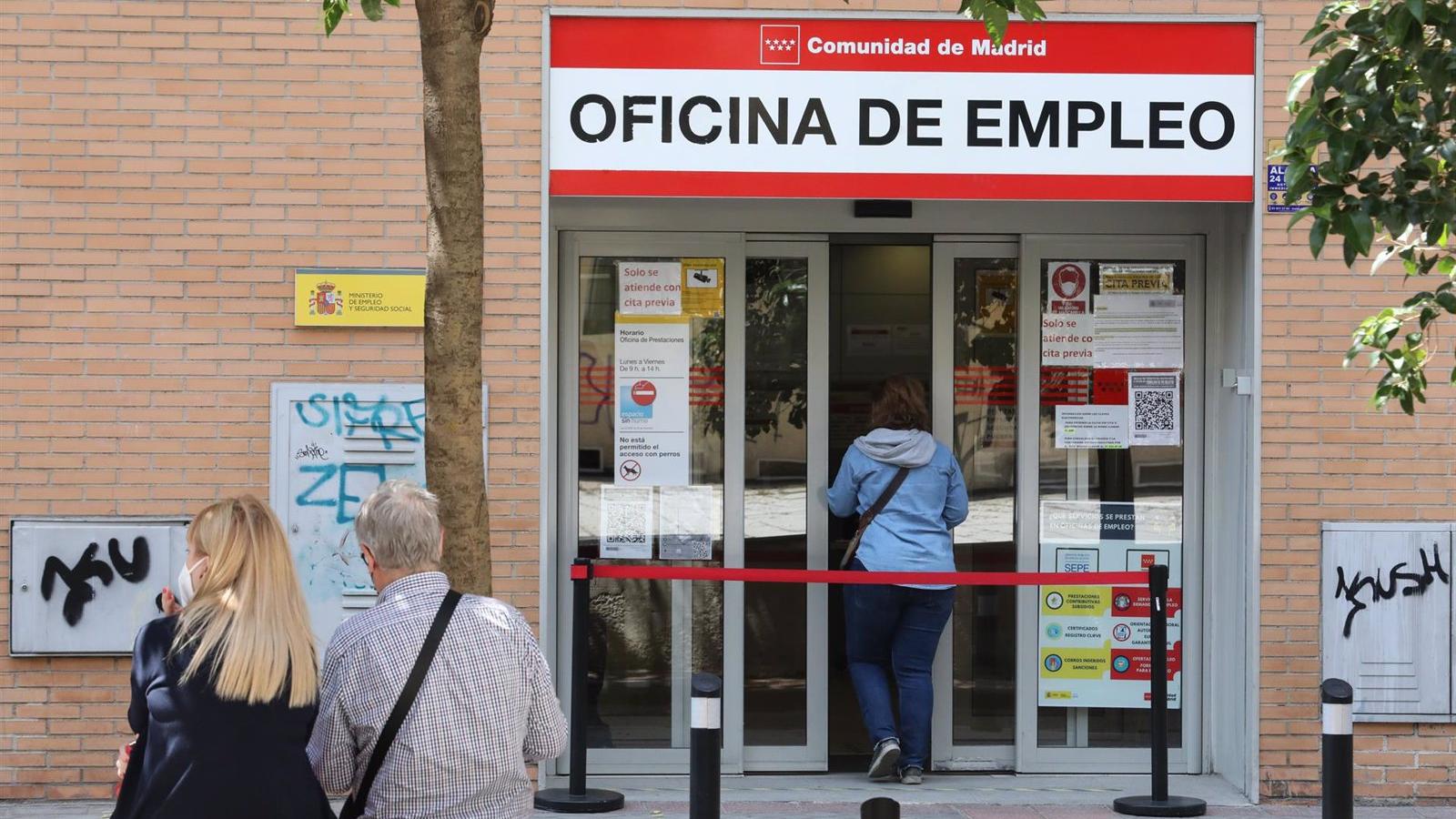 El paro en la Comunidad baja en 8.105 personas en junio, un 1,89% menos, y crecen más de un 15% las contrataciones