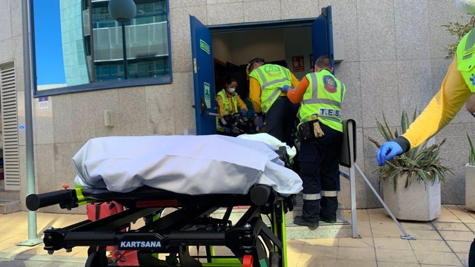 Detenido un hombre por apuñalar gravemente a su jefe tras una discusión laboral en una oficina de San Blas