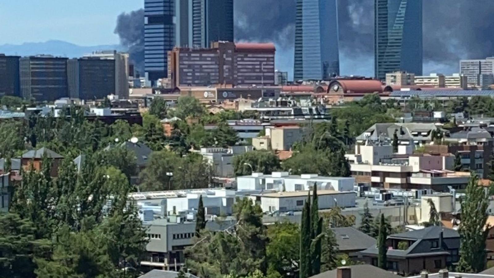 Un incendio sin heridos en un edificio en obras en Mirasierra provoca una gran columna de humo negro