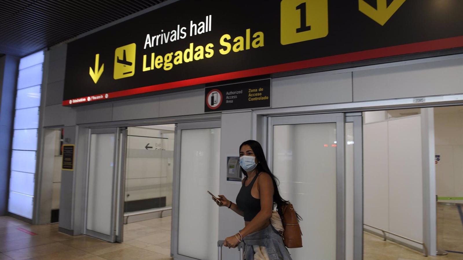 Un juez suspende el retorno obligado de una joven de 14 años desde Barajas tras perder su pasaporte en el vuelo