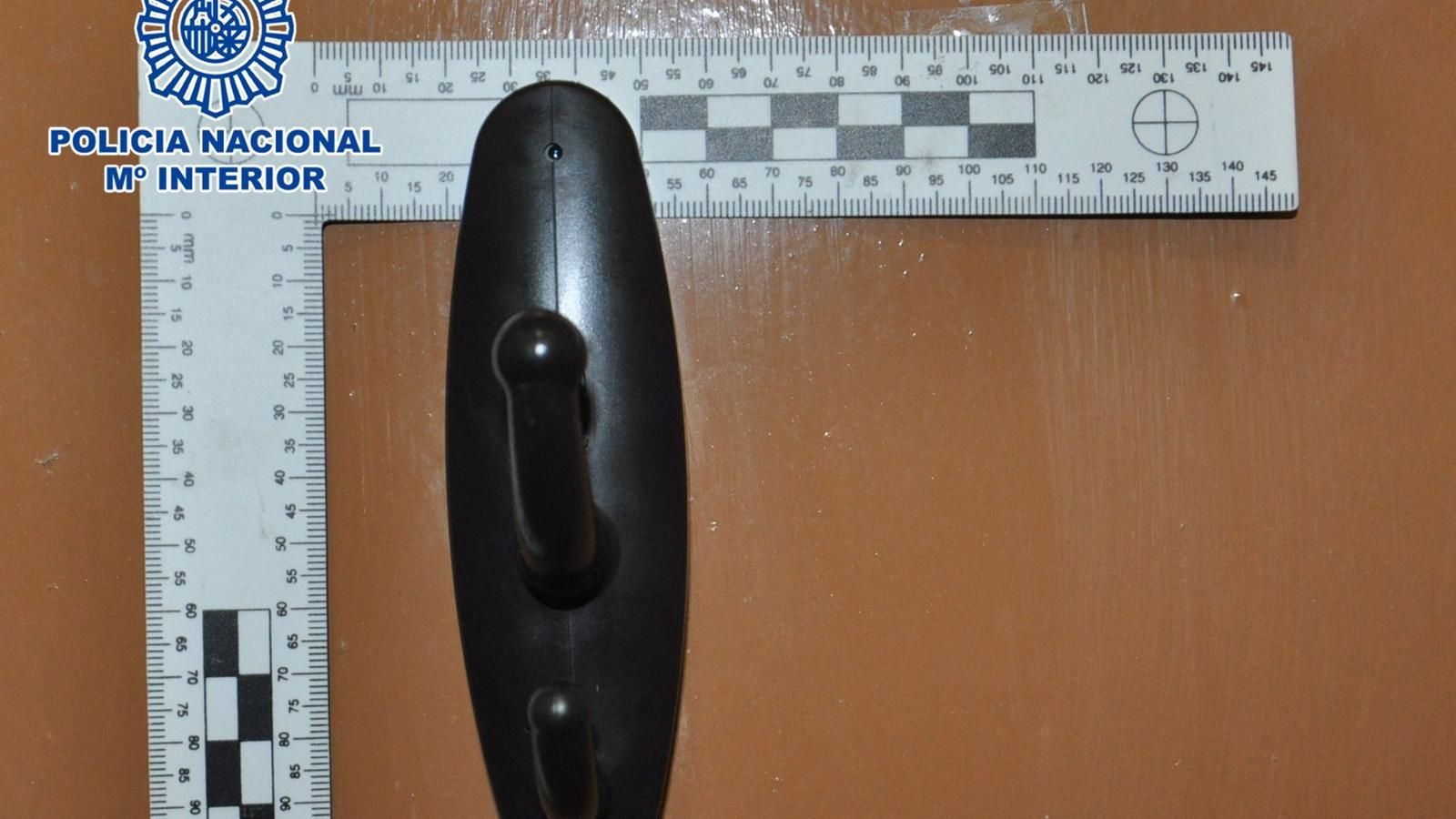 Detenido un mozo de cuadra de un centro hípico por grabar a mujeres en el baño con una cámara oculta