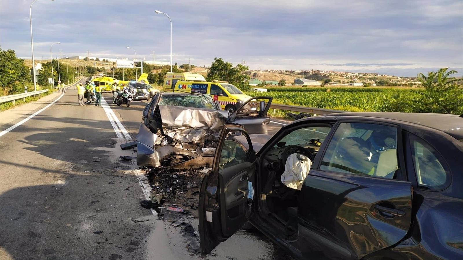 Dos heridos en un grave choque frontal entre dos turismos en la M-305