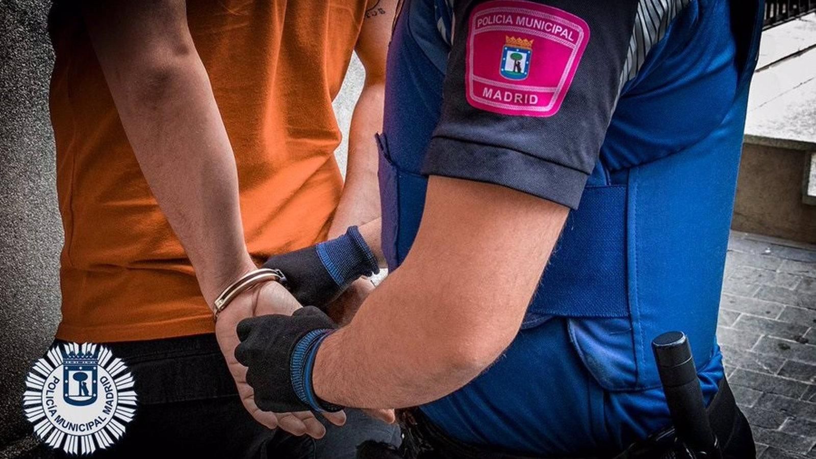 Detenido un joven por agredir a su mujer y robarle el móvil en una calle de Tetuán