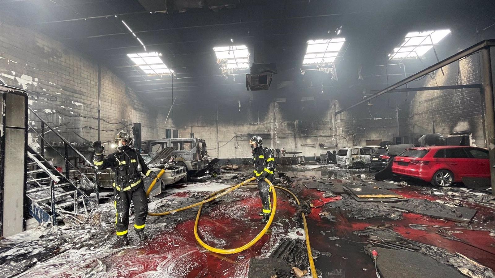 Diez dotaciones de Bomberos sofocan un incendio sin heridos en un taller en Mejorada del Campo