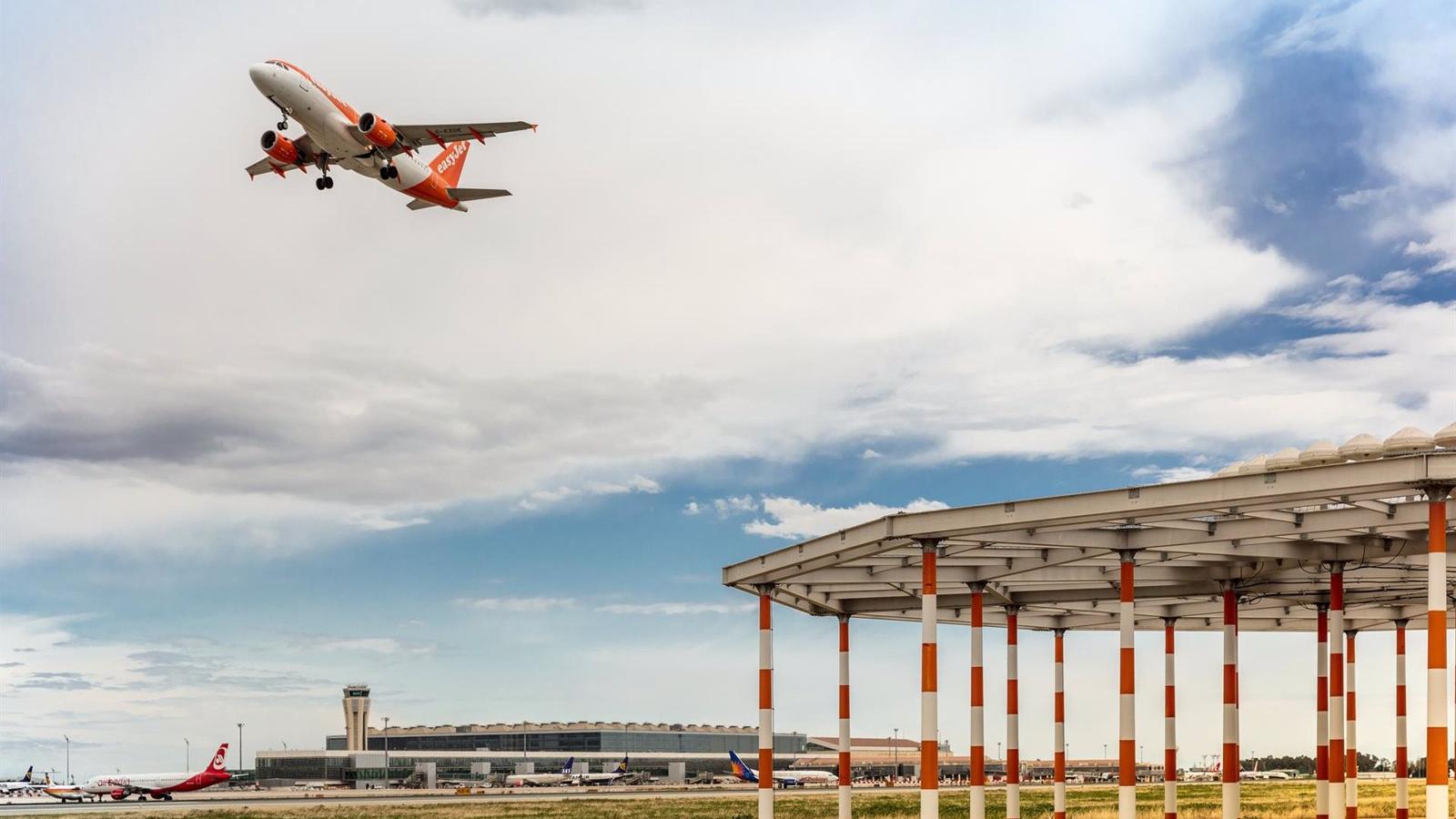 El centro de control de Madrid gestionó un 68,9% menos de vuelos en el primer semestre