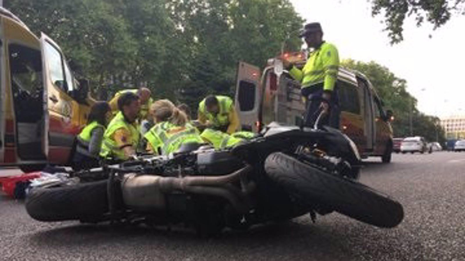 En estado grave un motorista de 34 años tras chocar con un turismo en la calle Velázquez