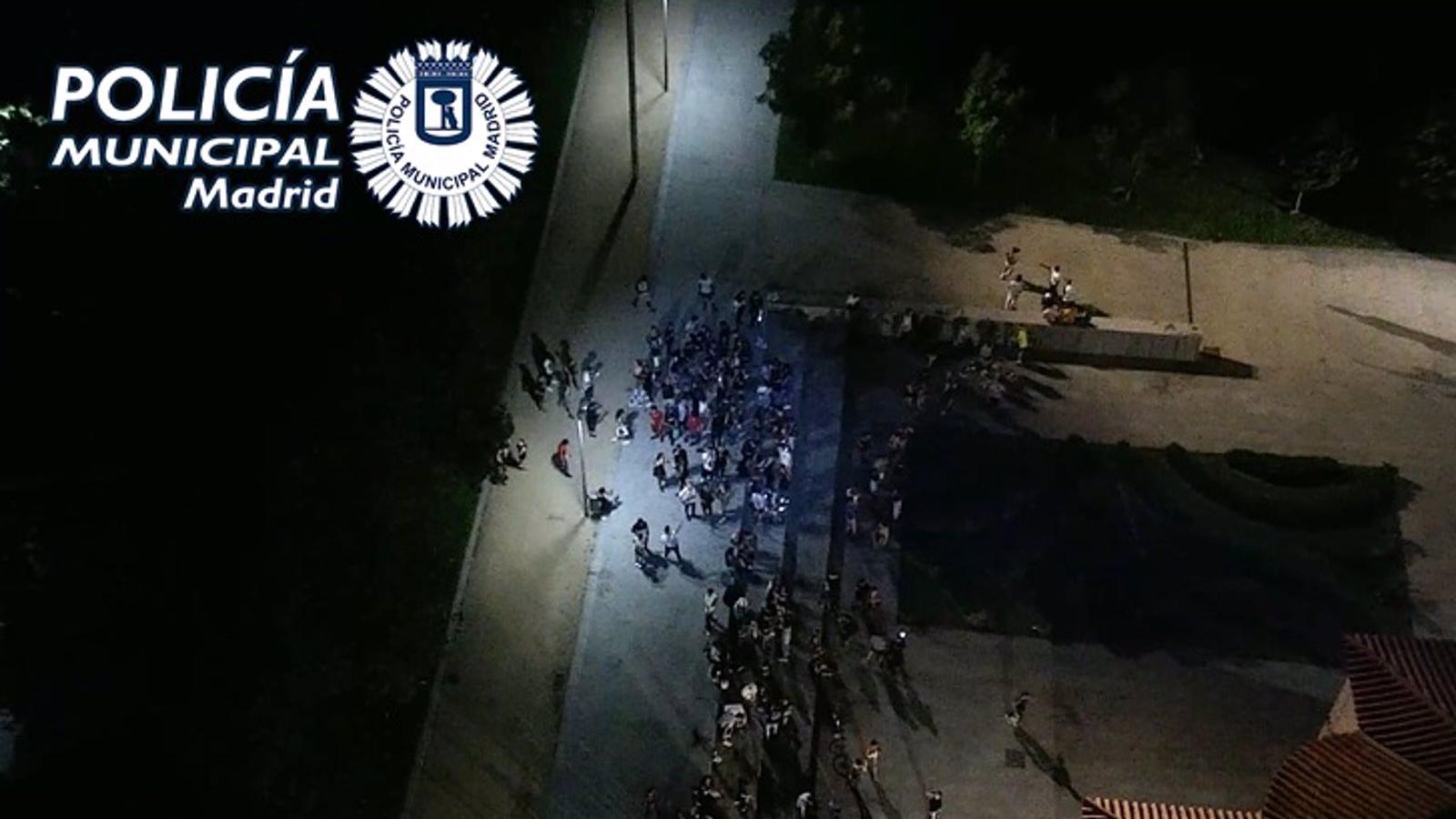 Fin de semana sin macrobotellones en Madrid pero con 766 multas por beber en la calle y 22 sanciones a locales