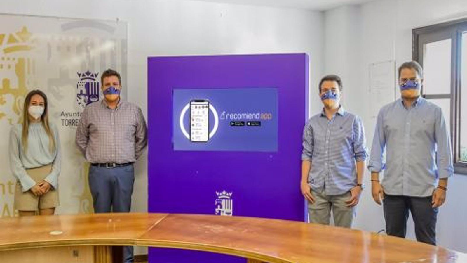 Dos vecinos del municipio lanzan una app para encontrar profesionales de confianza en la ciudad