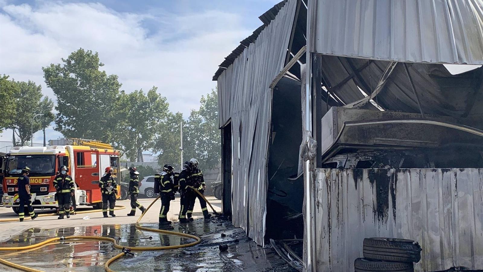Sofocado un incendio en la cabina de pintura de una empresa de vehículos en Fuencarral