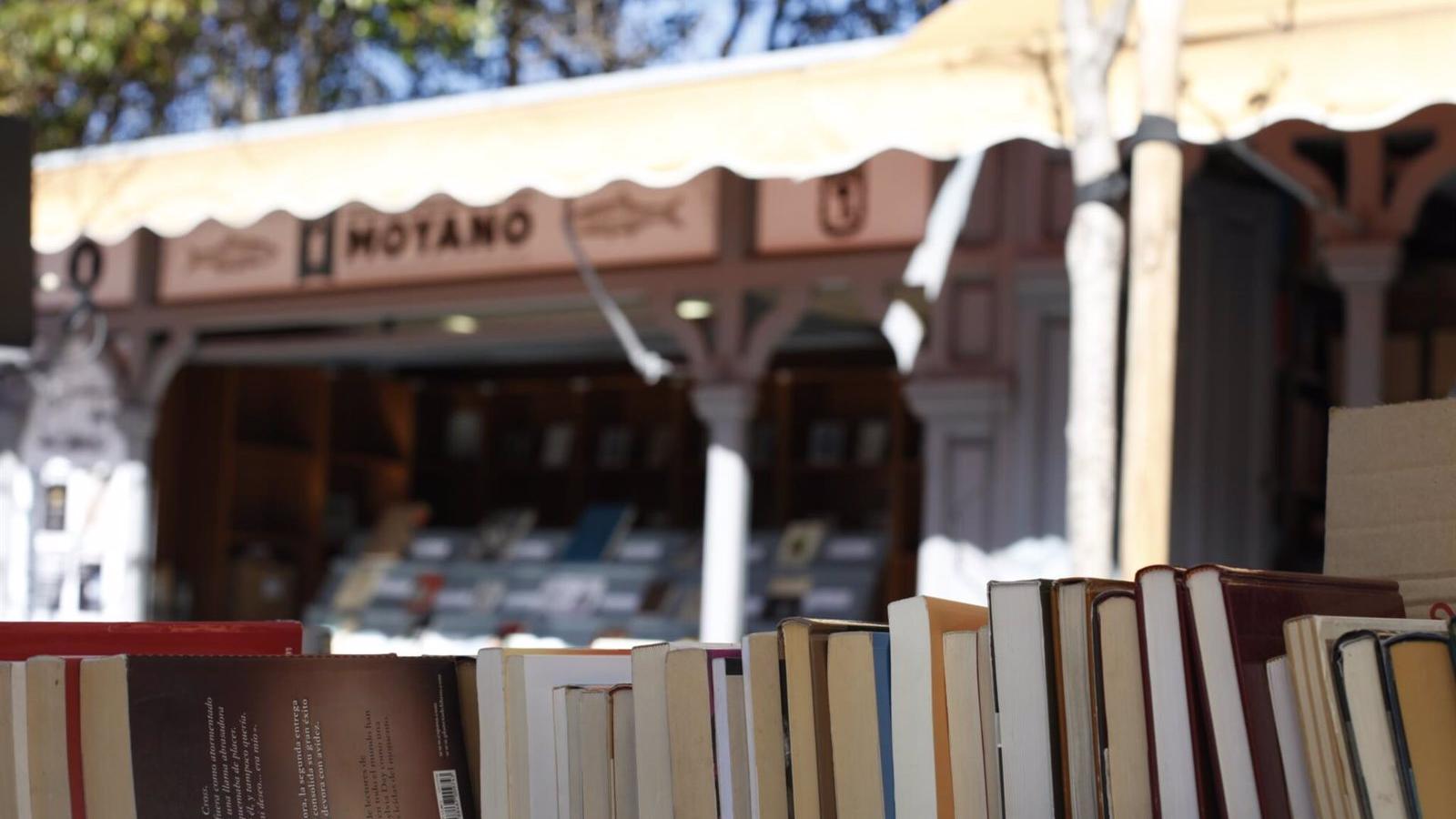 Libros de 200 librerías llenan las calles y plazas madrileñas para celebrar la 'Fiesta del Libro estival'