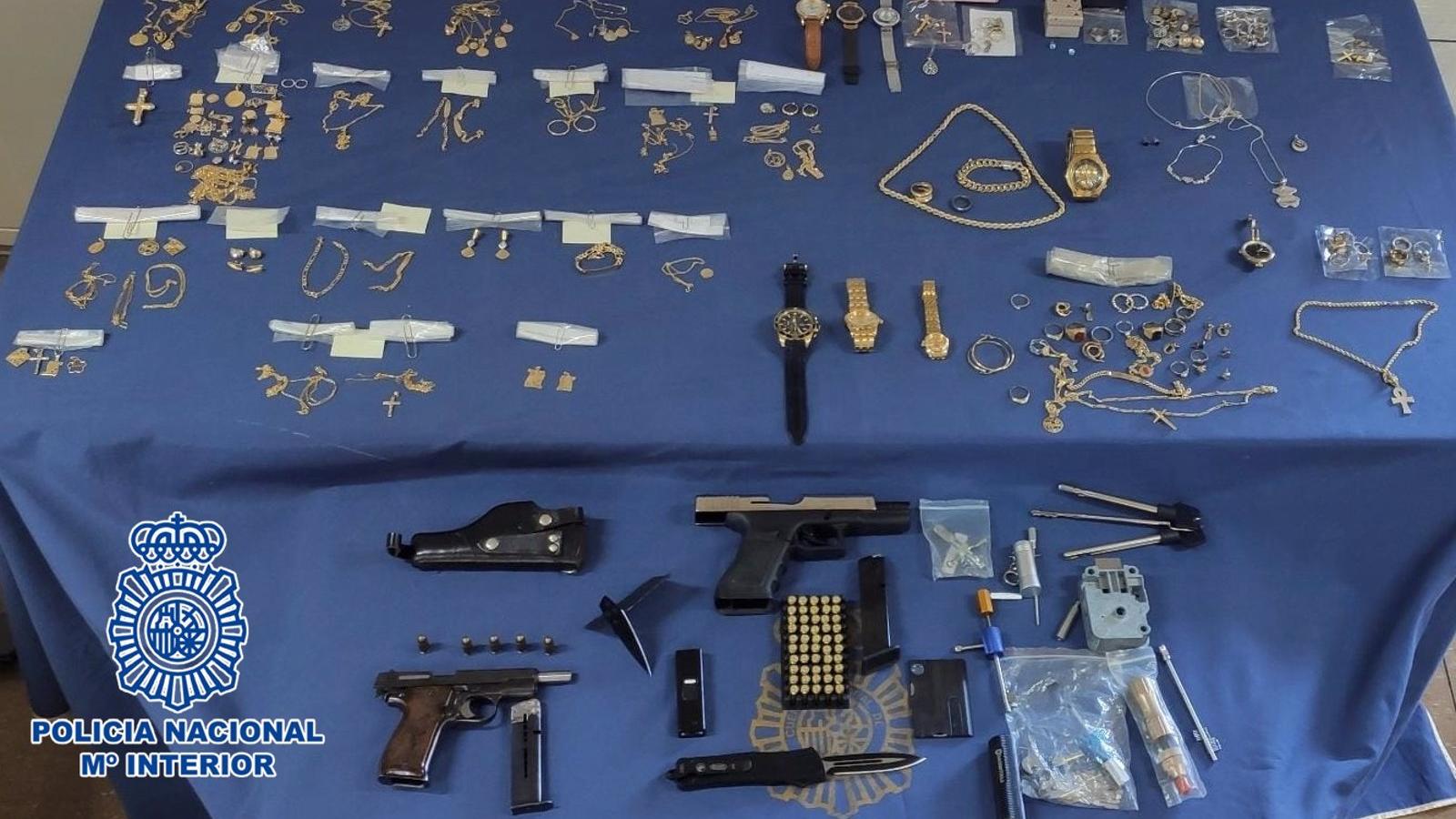Tres detenidos por atracar violentamente joyerías con pistolas, una táser y armas blancas