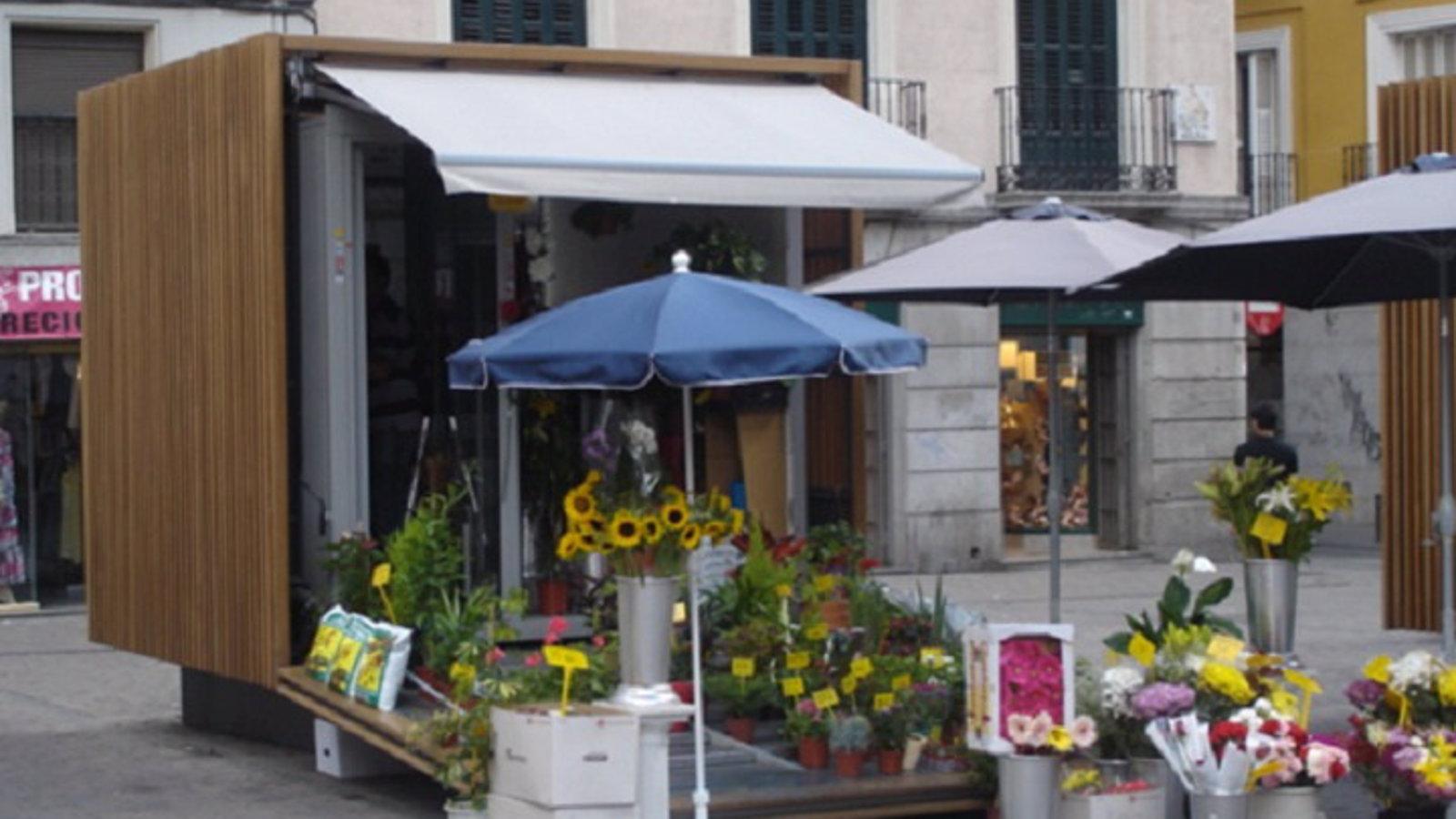 Comienza las obras para renovar los ocho quioscos de flores de Tirso de Molina