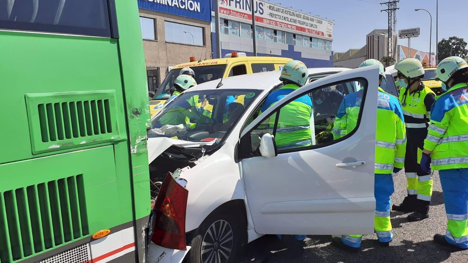 Cuatro heridos tras colisionar un autobús interurbano y otros tres vehículos en Fuenlabrada