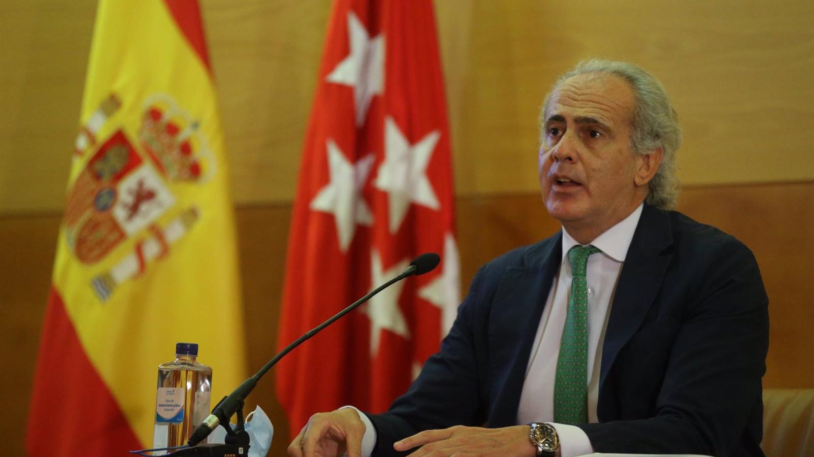 Escudero enfría las expectativas de vacunar a los escolares antes de que arranque del curso en septiembre