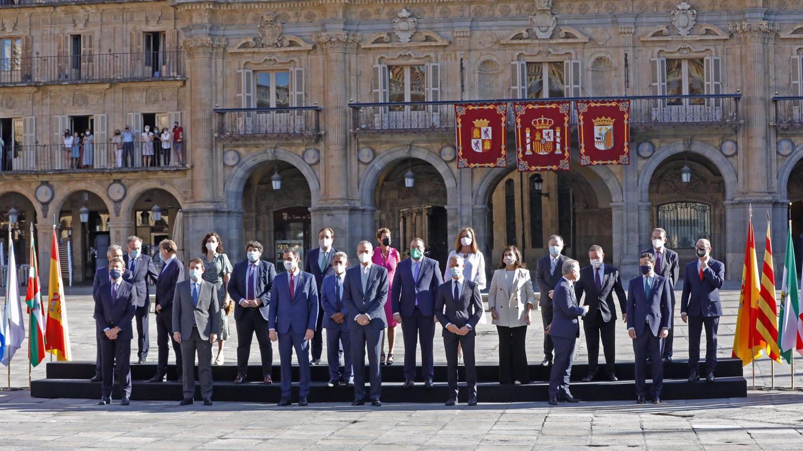 Abucheos a Sánchez y aplausos al Rey a su llegada a la Plaza Mayor de Salamanca