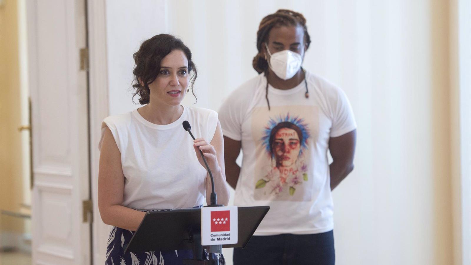 Díaz Ayuso reivindica, junto al artista Yotuel, "libertad" para el pueblo cubano