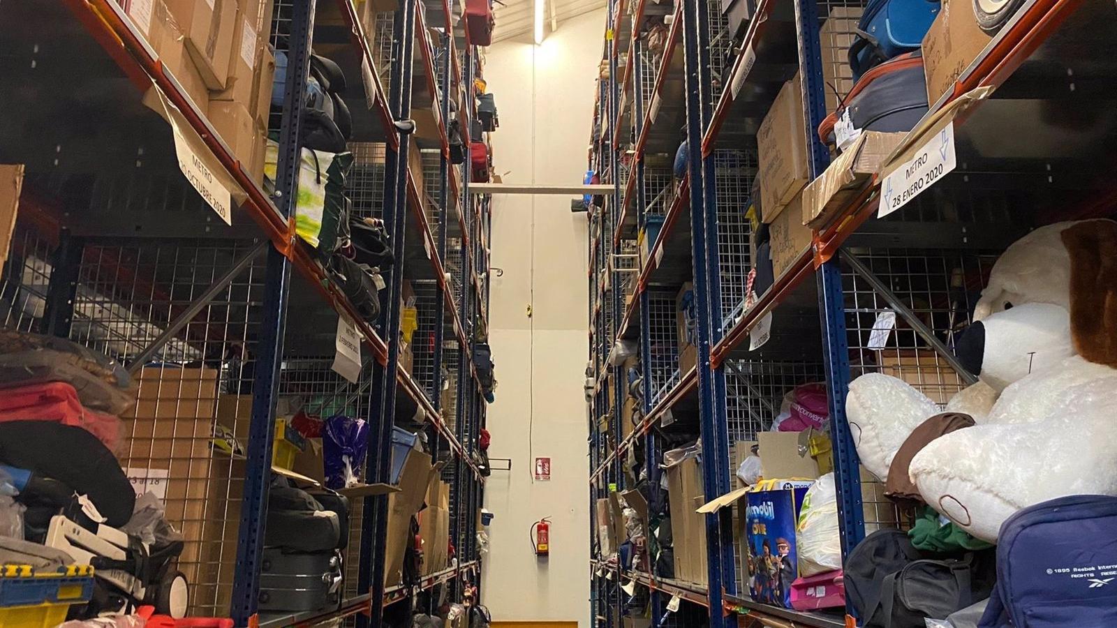 Los madrileños llevan olvidados este 2021 más de 5.400 objetos en autobuses de EMT, entre ellos 38.000 euros en efectivo