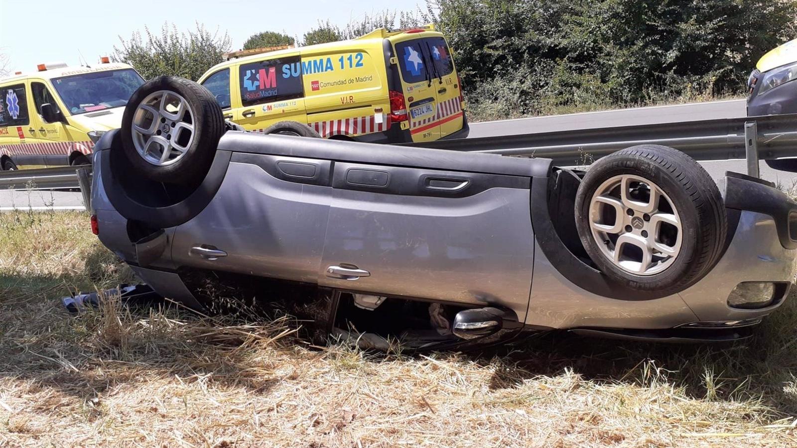 Una mujer y sus hijas de 1 y 6 años sufren un accidente en la M-119 tras volcar su coche