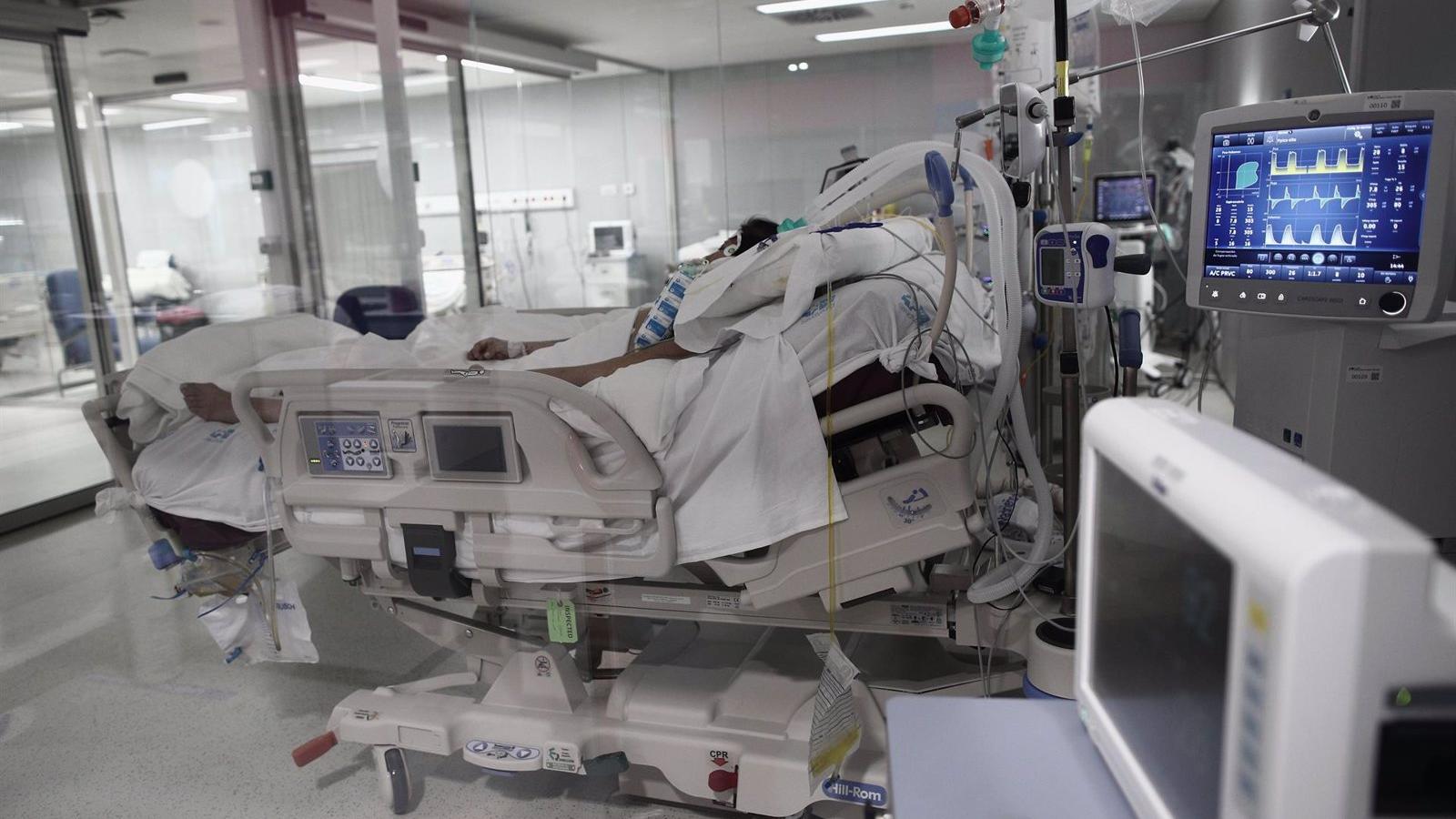 La Comunidad dice que la quinta ola comienza a bajar y que se notará una menor presión hospitalaria en los próximos días