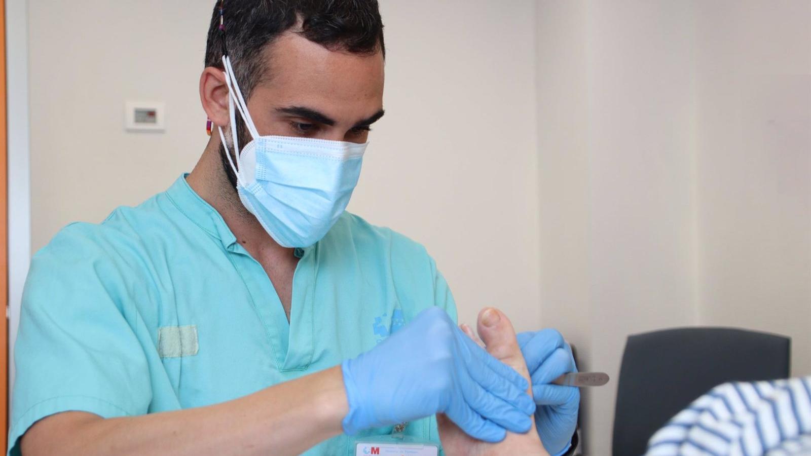 El Hospital de Torrejón advierte de que abusar de las chanclas en verano provoca fascitis y tendinopatías