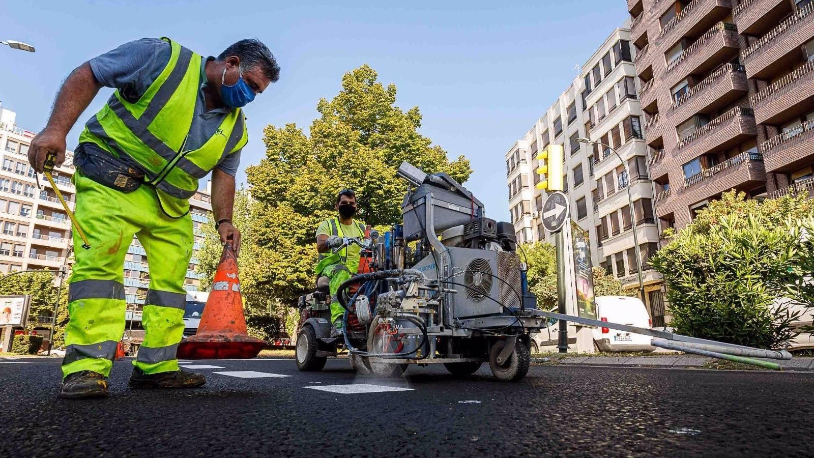 La calle Marqués de Torroja, en Chamartín, amplía sus aceras y mejora su pavimento y mobiliario urbano