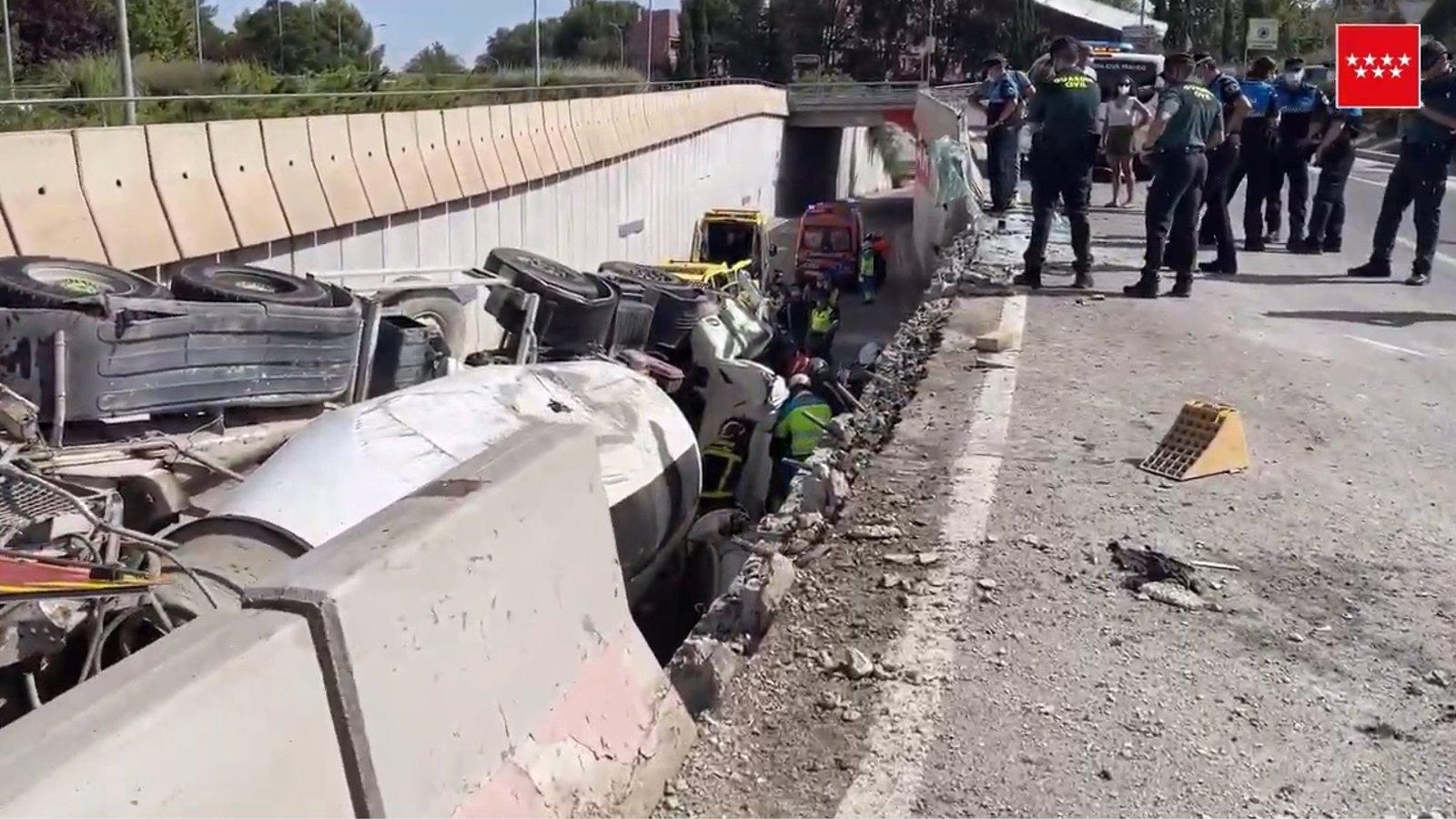 Una hormigonera vuelca sobre un turismo al caer desde tres metros de altura en Rivas y sólo causa heridos leves