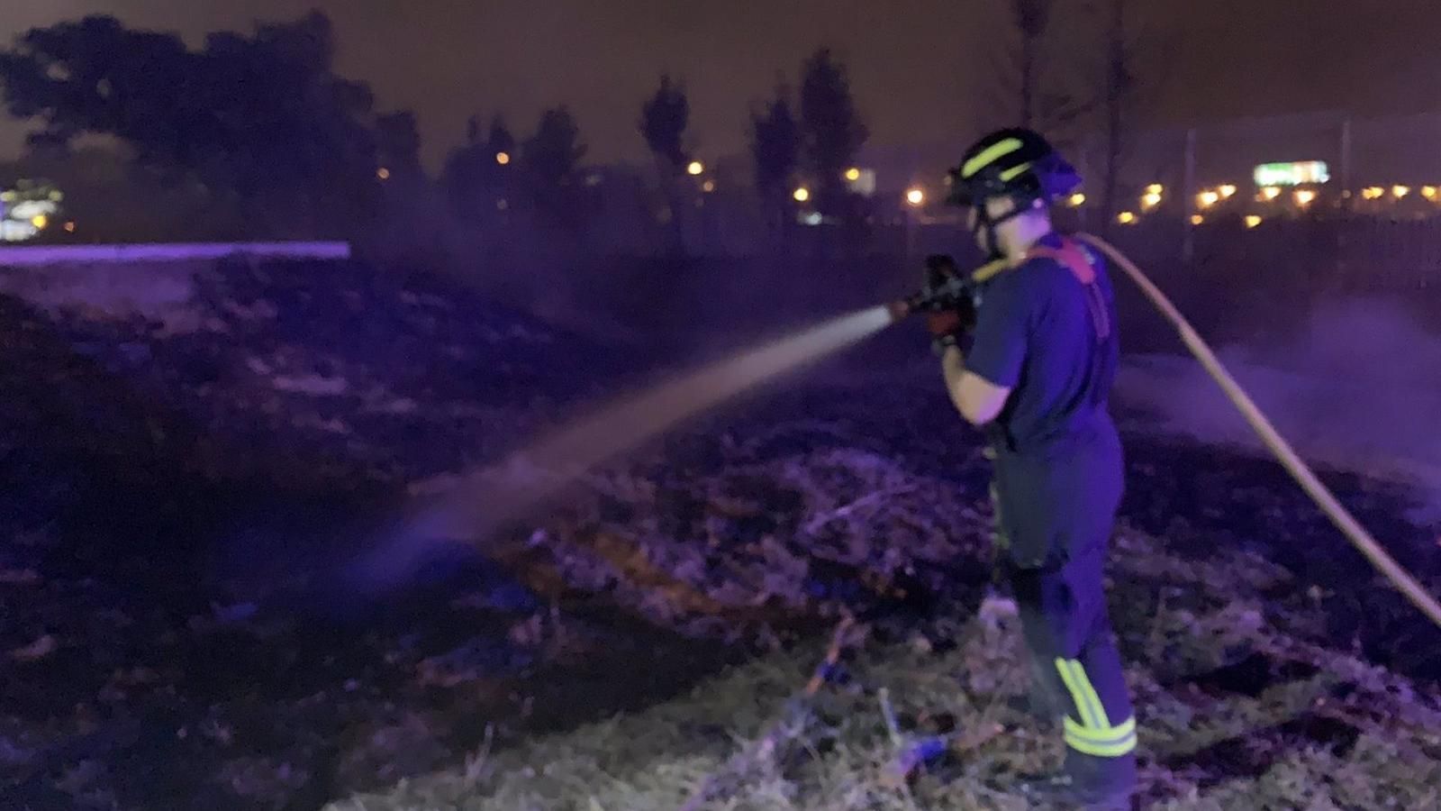 Los bomberos extinguen un fuego de pastos en Villaverde, que no deja heridos