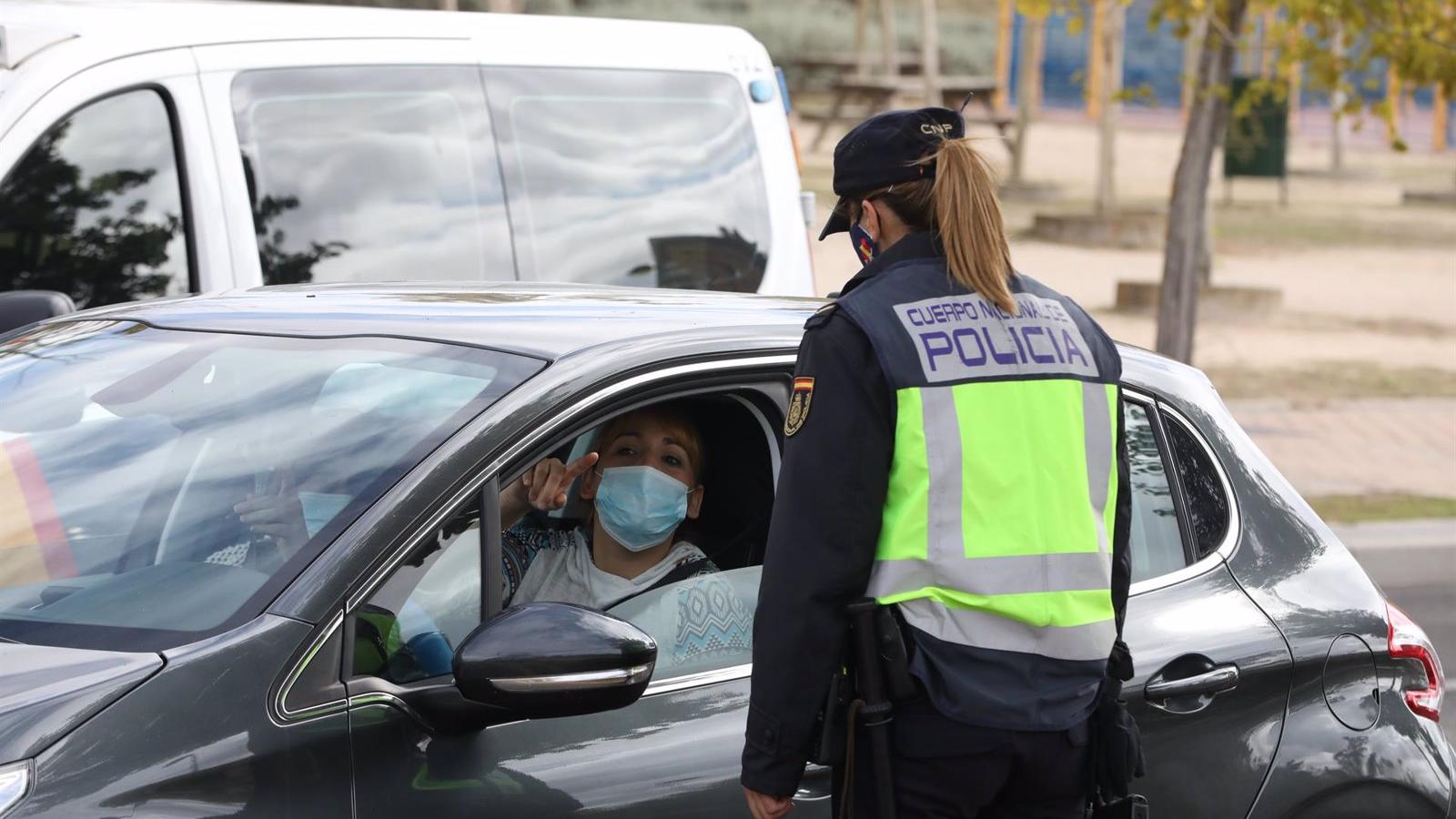 La policía busca a un joven que golpeó a un anciano con muletas tras casi atropellarle en una calle de Alcorcón