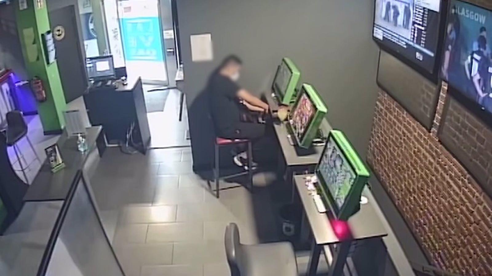 Detenido por robar en salones de juego 28.000€ 'cebando' las máquinas y robando sus cajetines