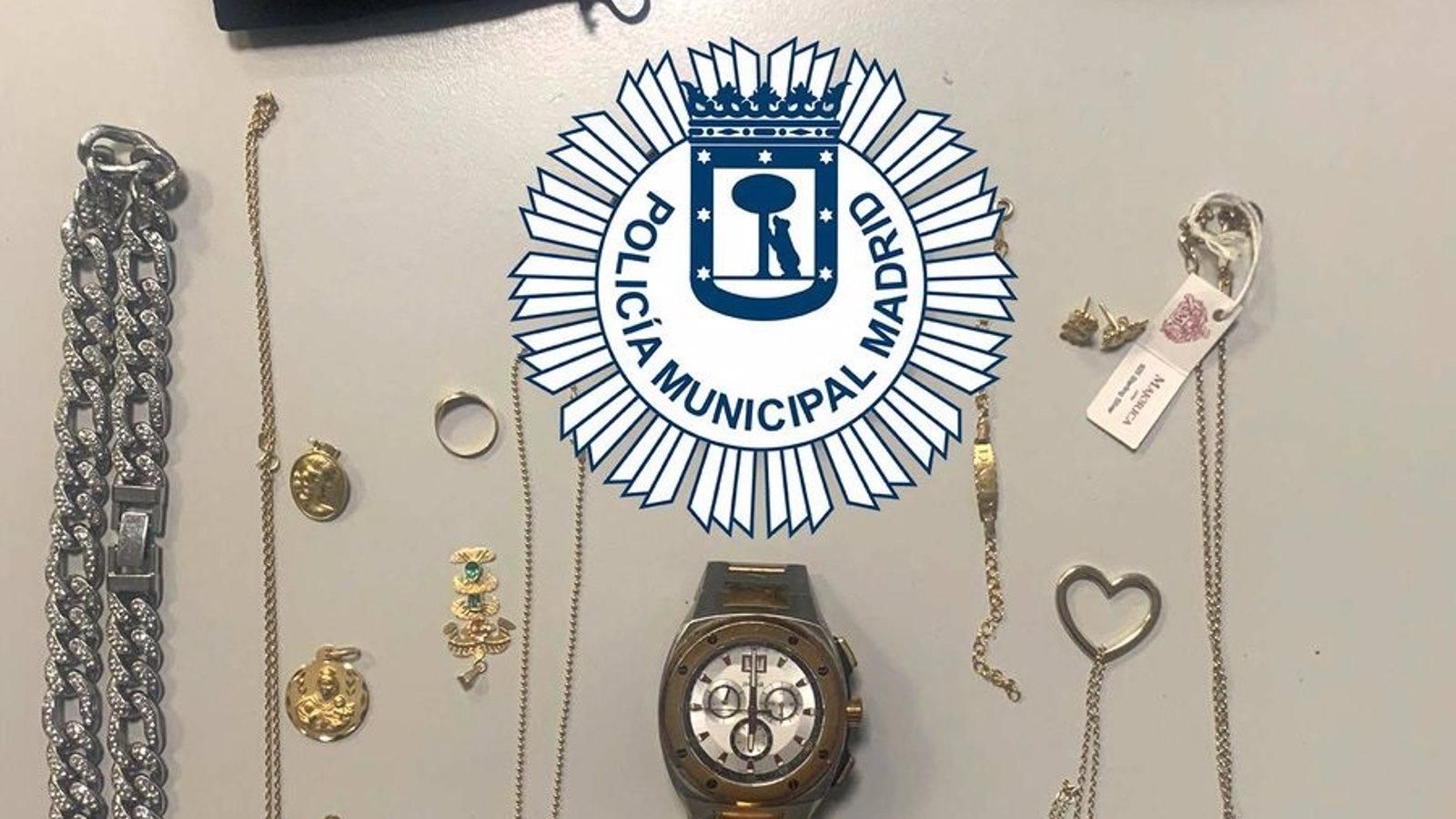 Detenido un menor que llevaba joyas "de la herencia de su abuela" que realmente habían sido robadas