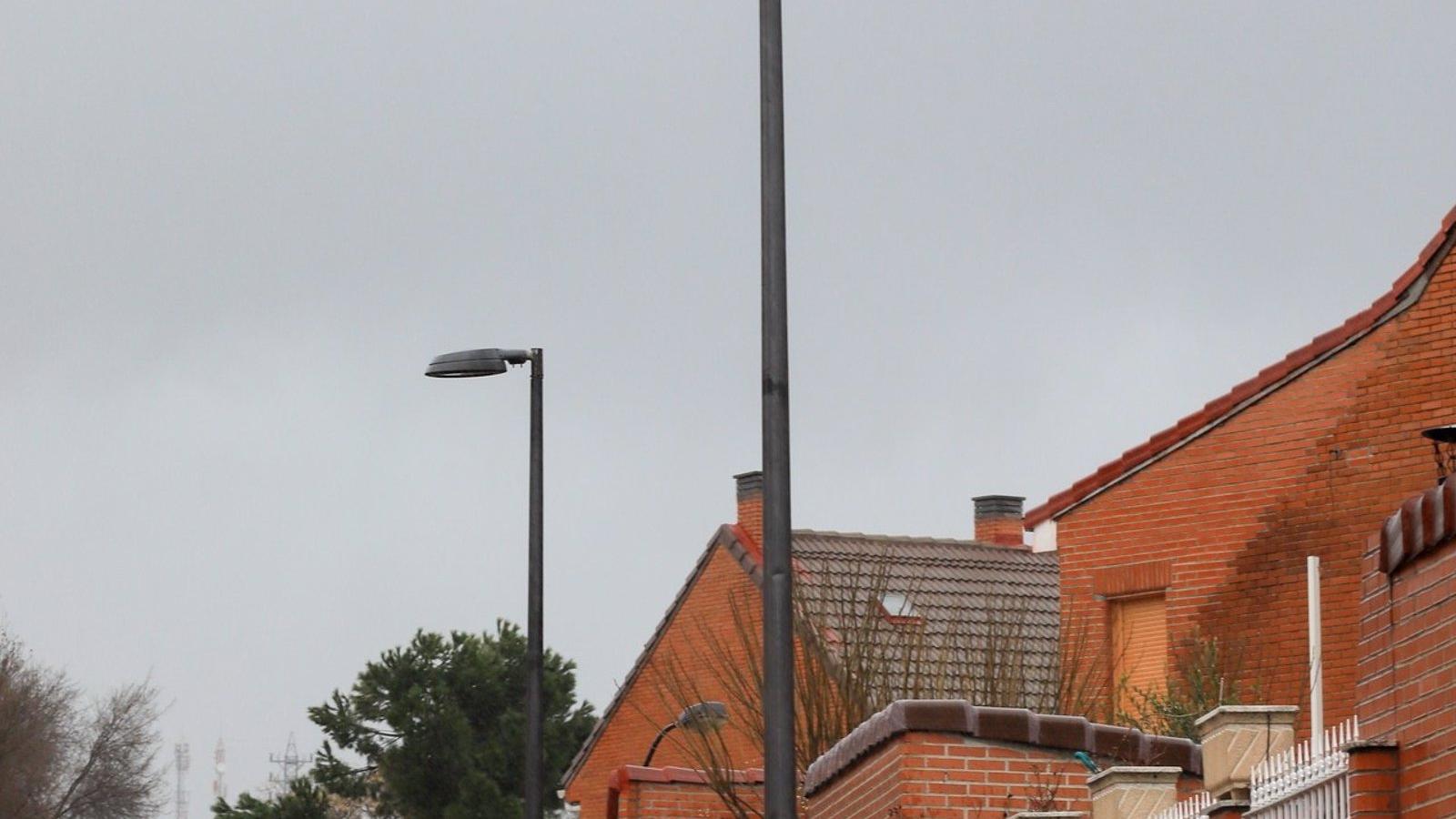 Vecinos de Getafe denuncian que llevan dos meses con "las calles abiertas y farolas a medio poner"